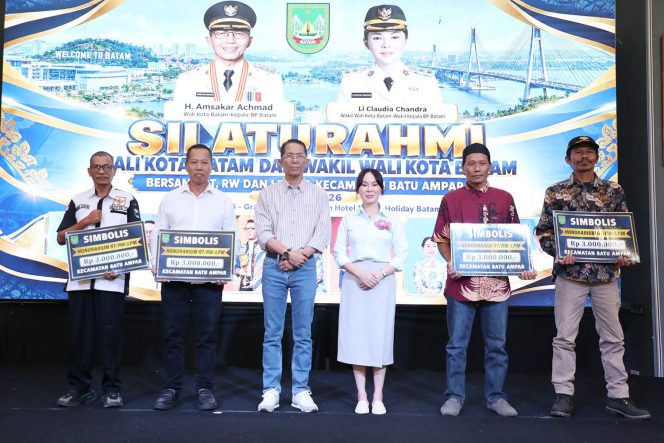 
					Wali Kota Batam, Amsakar Achmad, bersama Wakil Wali Kota Batam, Li Claudia Chandra, menyapa warga Batu Ampar saat silaturahmi RT, RW, dan LPM se-Kecamatan Batu Ampar di Hotel Planet Holiday, Senin (19/10/2026). 