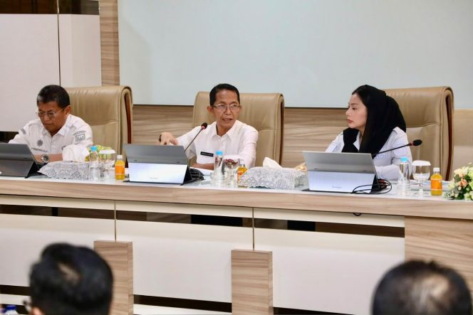 
					Wali Kota Batam, Amsakar Achmad, berbincang dengan Bupati Brebes, Paramitha Widya Kusuma, usai pertemuan di Kantor Wali Kota Batam, Selasa (20/10/2026).