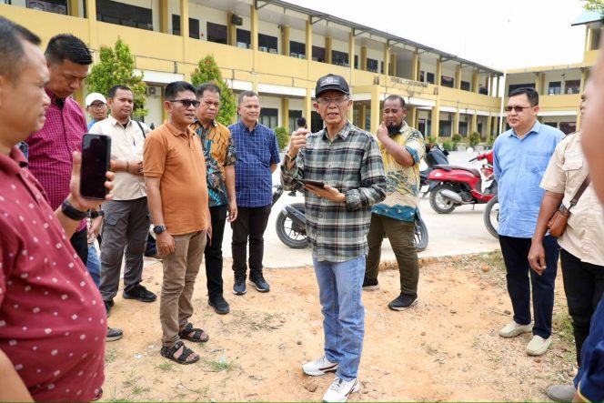 
					Wali Kota Batam, Amsakar Achmad, meninjau SDN 013 Sekupang usai peresmian jalan dan normalisasi drainase di Perumahan Taman Victoria, Sekupang, Minggu (25/10/2026). 