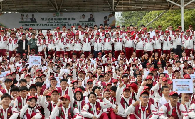 
					Sekda Batam, Firmansyah, bersama atlet Batam saat pelepasan atlet Porprov Kepri di Dataran Engku Putri, Batam, Selasa (27/10/2026). 