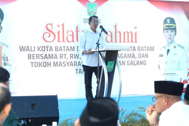 
					Wali Kota Batam, Amsakar Achmad, menyerap aspirasi warga saat silaturahmi bersama RT, RW, dan LPM se-Kecamatan Galang di Halaman Kantor Camat Galang, Kamis (29/10/2026). 