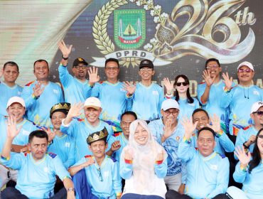 Wali Kota Batam, Amsakar Achmad, dan Wakil Wali Kota Batam, Li Claudia Chandra, bersama pimpinan dan anggota DPRD Batam dan sejumlah pejabat Batam saat perayaan HUT DPRD Batam, Sabtu (31/10/2026). 