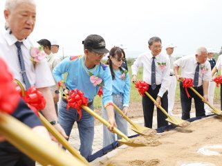 Wali Kota Batam, Amsakar Achmad, bersama Wakil Wali Kota Batam, Li Claudia Chandra, meletakkan batu pertama pembangunan Tzu Chi School Batam di Lubuk Baja, Sabtu (31/10/2026). 