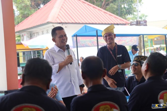 
					Gubernur Kepri Ansar Ahmad berbicara di hadapan Ketua dan pengurus Himpunan Pramuwisata Indonesia (HPI) dari seluruh provinsi di Indonesia. Pertemuan berlangsung di Kedai Makan Nonafa, Pulau Penyengat, Tanjungpinang, Rabu (7/10/2026).