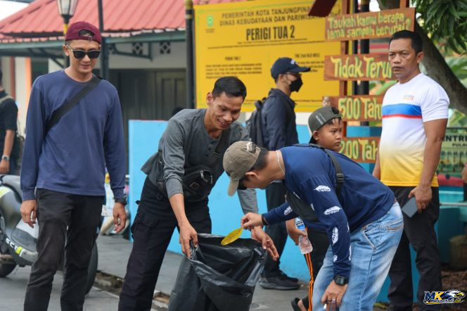 
					ASN Pemprov Kepulauan Riau bersama wartawan pengurus Persatuan Wartawan Indonesia (PWI) Kepri - melaksanakan Gotong royong di sejumlah kawasan di Pulau Penyengat, Tanjungpinang, Minggu (18/10/2026). 
