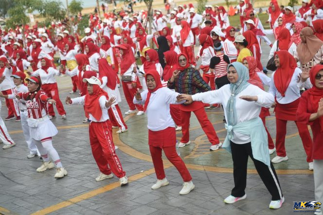 
					Ketua YKI Provinsi Kepri, Dewi Kumalasari Ansar bersama ratusan warga mengikuti senam sehat bersama di halaman Gedung Dekranasda, Tepi Laut Tanjungpinang, Minggu (4/10/2026). 