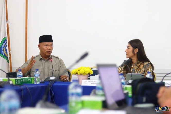 
					Angoota DPRD RI asal Kepulauan Riau Dwi Ajeng Sekar Respaty bersama Kepala Dinas Sosial Kepri Mahadi Rahman dalam rapat kerja bersama Kamis (15/10/2026).
