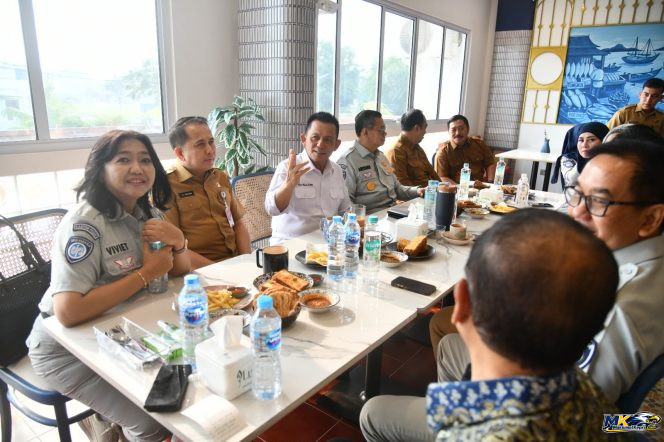 
					Gubernur Kepri Ansar Ahmad berdiskusi dengan Jajaran Komisaris Utama Jasa Raharja PT Jasa Raharja Aan Suhanan dan Direktur Utama PT Jasa Raharja Muhammad Awaluddin, bertempat di Restoran Prau Bengkong Kota Batam, Selasa (6/10/2026). 