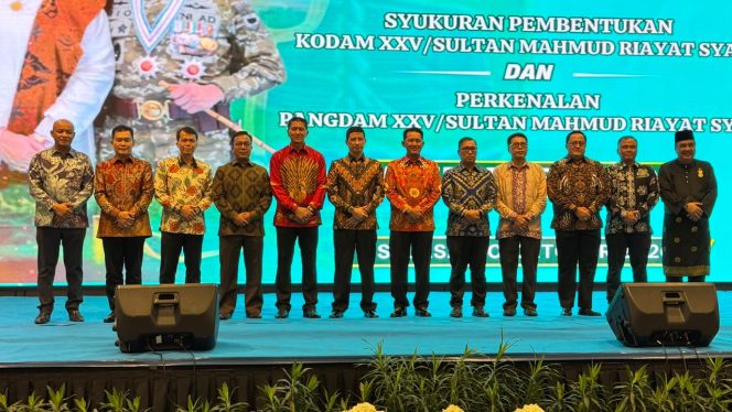 
					Wakil Gubernur Kepri, Nyanyang Haris Pratamura saat menghadiri Syukuran Pembentukan Kodam XXV/Sultan Mahmud Riayat Syah sekaligus perkenalan Pangdam XXV/Sultan Mahmud Riayat Syah, Mayor Jenderal TNI Rionardo, di Wyndham Hotel, Batam, Selasa (20/10/2026).