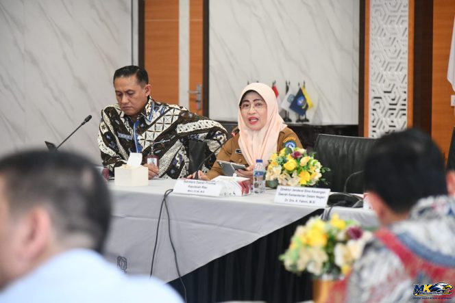 
					Sekdaprov Kepri, Misni menghadiri Sosialisasi Peraturan Menteri Dalam Negeri (Permendagri) Nomor 17 Tahun 2026 tentang Pedoman Umum Penyusunan APBD Tahun Anggaran 2027 di Ruang Rapat Graha Kepri Lantai 5, Kota Batam, Selasa (6/10/2026). 