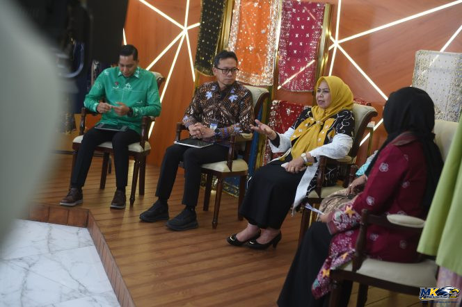 
					Ketua Dekranasda Kepri, Dewi Ansar saat menjadi pembicara dalam kegiatan Road to World Conference on Creative Economy (WCCE) 2026 yang diselenggarakan TVRI Kepri di Gedung Dekranasda Provinsi Kepri, Tanjungpinang, Rabu (7/10/2026). 