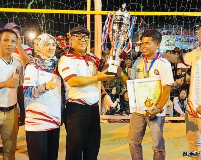 
					Wagub Kepri, Nyanyang Haris Pratamura didampingi istri menyerahkan tropi pemenang Merawang Cup III di Lapangan Bola Voli Tuah Perkasa, Desa Merawang, Sabtu (3/10/2026) malam. 
