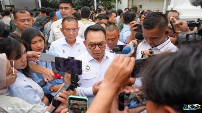 
					Menteri Koordinator Bidang Politik dan Keamanan Jenderal TNI (Purn.) Prof. Dr. Dudung Abdurachman saat memberikan keterangan pers usai menghadiri kegiatan di Istana Negara, Rabu (7/10/2026). 