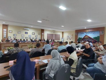 Para kepala OPD, Camat dan tamu undangan lainnya mengikut rapat koordinasi dalam rangka persiapan penilaian Adipura 2026. Rapat dipimpin oleh Asisten Pemerintahan, Keistimewaan dan Kesejahteraan Rakyat di Balai Keurukon, Jumat (30/10/2026). 